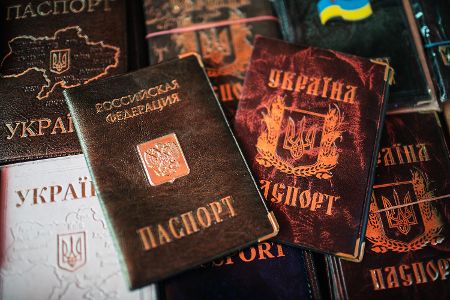erste Ukrainerinnen und Ukrainer in Cherson erhalten russische Pässe