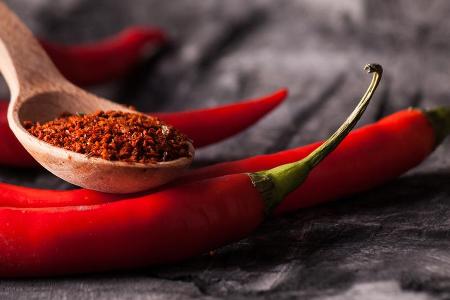 Chilischoten sind wohl die bekanntesten Fatburner. Durch den Scharfmacher Capsaicin erhöht sich kurzzeitig die Körpertempera...