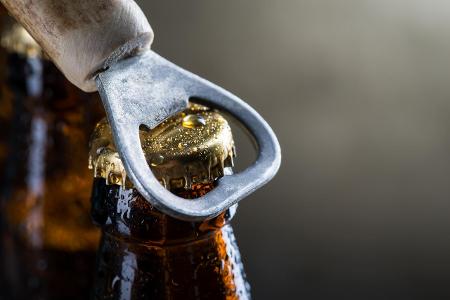 8 Arten ein Bier zu öffnen