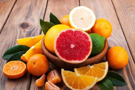 Zitronen, Orangen, Grapefruits und Co. strotzen nur so vor Vitamin C. Dieses wirkt antioxidativ und macht freie Radikale, di...