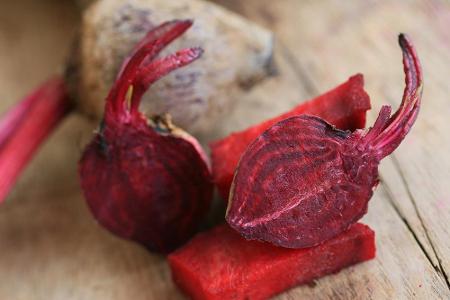 Was die rote Bete so wirkungsvoll im Kampf gegen die Erkältung macht, ist ihr roter Farbstoff, das sogenannte Betanin. Der E...