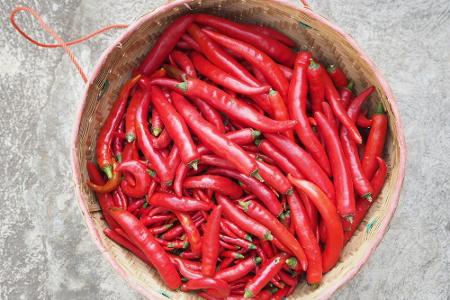 Durch das in Chili enthaltene Capsaicin wird die Durchblutung der Schleimhäute aktiviert, wodurch Keime weniger die Möglichk...