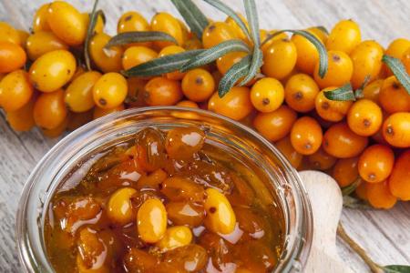 Der Vitamin-C-Gehalt von Sanddorn übersteigt den von Zitronen um ein Zehnfaches. Er ist reich an Mineralstoffen und Beta-Car...