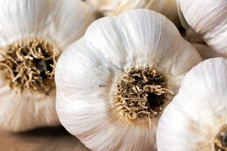 Seit 1858 ist bekannt, dass Knoblauch eine starke antibakterielle Wirkung hat. Er ist voll von antiviralen Sulfiden und träg...