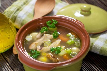 Eine selbstgemachte Hühnersuppe versorgt den Körper mit wertvollen Nährstoffen und Flüssigkeit. Das Fleisch enthält viel Zin...