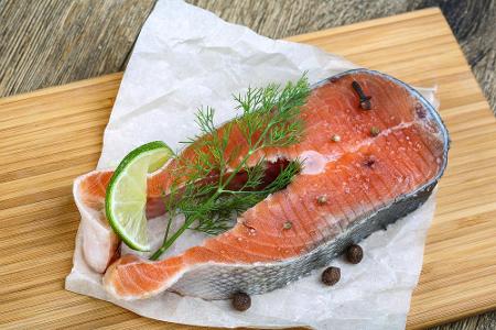 Fisch ist reich an entzündungshemmenden Omega-3-Fettsäuren und schafft bei Beschwerden im Hals- und Rachenraum Abhilfe. Auße...