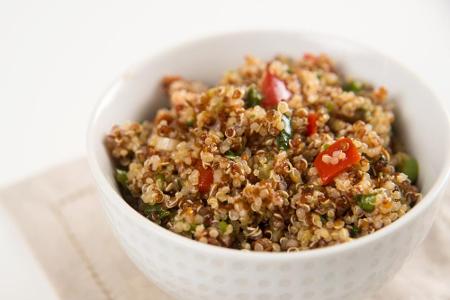 Das Pseudogetreide Quinoa gilt nicht umsonst als Super Food. Es versorgt den Körper mit acht essenziellen Aminosäuren und is...