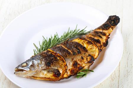 Keine Kohlenhydrate, dafür 19,5g Eiweiß pro 100g: Forelle gehört zu den eiweißreichsten Fischsorten und lässt sich dank hoch...