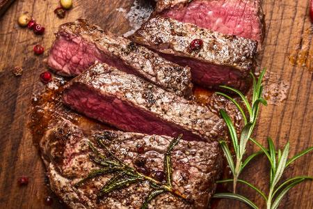 Rindfleisch kommt auf stolze 21g Eiweiß pro 100g. Geflügel ist zwar auch reich an Proteinen und fettärmer, enthält aber verg...