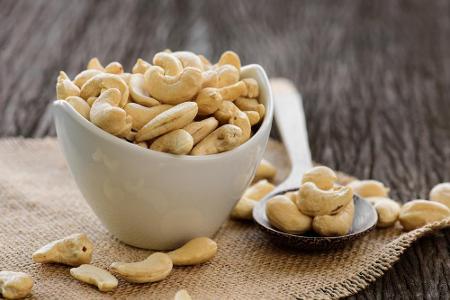Wer auf der Suche nach einer veganen Proteinquelle ist, ist mit Cashewnüssen gut beraten. Aber auch Walnüsse, Erdnüsse und H...