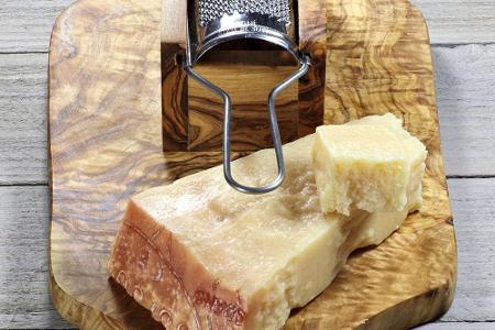 Alle Käsesorten sind sehr eiweißreich, die Nase vorn hat aber der Parmesan (stolze 38g pro 100g)! Grundsätzlich gilt: Je här...