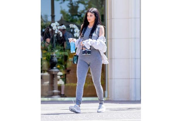 ...auch selbst schuld. Bei einer engen Hose, vor allem bei einer Leggings, muss man eben zweimal im Spiegel kontrollieren, o...