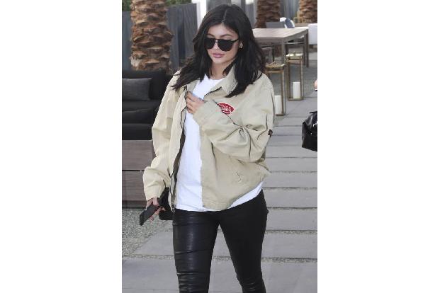 ...Fräulein Jenner steht eben auf ein enges Beinkleid. Ging es hier beim Shoppen in West Hollywood vor ein paar Wochen noch ...