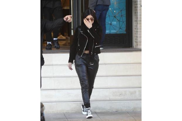 ...hier Ende des vergangenen Jahres auch mal eine größere Größe wählen können. Denn die Lederhose, die sie da trägt, war woh...