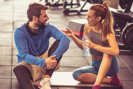 7 untrgliche Anzeichen, dass eine Frau mit Ihnen ins Bett will