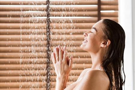 Fit in 5 Minuten: So trainieren Sie unter der Dusche
