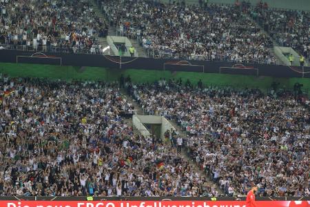 Banner in der Arena: Polizei kontrolliert Fan-Gruppe