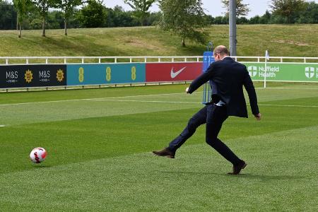 Prinz William versucht sich im Anzug als Fußballspieler