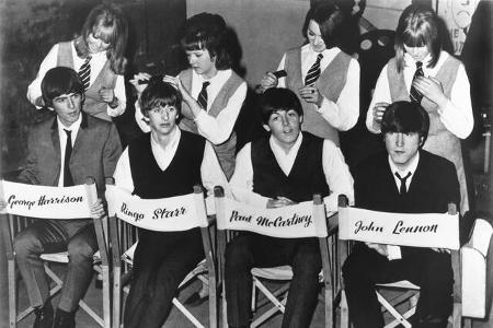 Es geht noch bizarrer. Die Beatles waren auf den Philippinen unerwünscht, nachdem sie die damalige First Lady Imelda Marcos vor den Kopf gestoßen hatten: Sie hatte die Fab Four zum Frühstück eingeladen, doch die hatten abgelehnt.