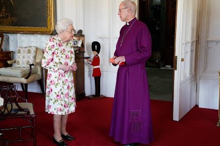 Queen Elizabeth II. nimmt Jubiläumsgeschenk ohne Gehstock entgegen