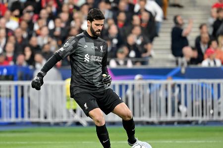 Platz 2: Alisson (FC Liverpool) - 24 Gegentore in 35 Ligaspielen, 20 Partien komplett mit einer Weißen Weste: Alisson hat einmal mehr eine überragende Saison abgeliefert. Zählt zu den spielstärksten Keepern überhaupt und ist somit perfekt für Jürgen Klopps Fußball geeignet. Hielt am Ende aber 'nur' der FC Cup und den englischen Ligapokal in den Händen.