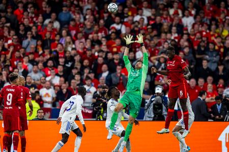 Platz 1: Thibaut Courtois (Real Madrid) - Ein Spiel genügte, mit dem sich Thibaut Courtois in Madrid unsterblich gemacht hat: Mauerte im Finale der Champions League gegen den FC Liverpool seinen Kasten förmlich zu und ließ die Reds-Angreifer permanent verzweifeln. War zudem entscheidend im Titelkampf in Spanien, indem er nur 29 Gegentore in 36 Spielen zuließ.