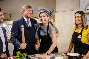 König Willem-Alexander und Königin Máxima schwingen das Nudelholz