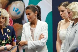 Königin Letizia besucht Flüchtlingszentrum mit First Lady Jill Biden