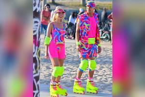 Margot Robbie und Ryan Gosling als Barbie und Ken auf Inlineskates