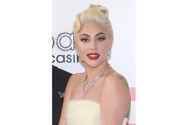 ...soll es drei Kostümwechsel gegeben haben. Spesen waren noch nicht dabei, aber Howard und seine Hochzeitsgesellschaft verärgerten die Anwohner*innen, weil sie die Gegend für einen ganzen Monat großräumig absperren ließen.