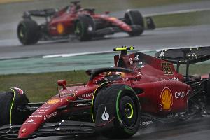 Sainz fährt im Regen erstmals auf Pole