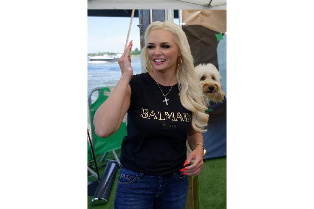 Sie dateten zwar nicht im klassischen Sinne, aber weil man sich spontan sympathisch war, ging TV-Entertainerin Daniela Katzenberger mit einem Fan nach einer Autogrammstunde noch ein paar Schritte weit ...