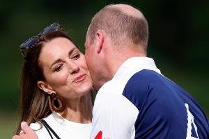 Herzogin Kate und Prinz William turteln bei Polospiel