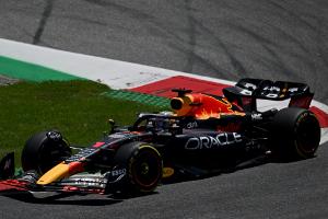 Verstappen schlägt Leclerc zum Auftakt