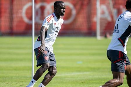 Sadio Mané bei ersten Lockerungsübungen
