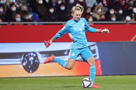 TOR: Merle Frohms (VfL Wolfsburg) - Note: 2,5 - Wurde auf der Linie lange kaum gefordert. Musste beim ersten Torschuss der Däninnen aber gleich eine Flugparade auspacken (30.). Zeigte später bei den weiteren Herausforderungen ebenfalls keinerlei Schwächen. Echte Härtetests blieben aber aus.