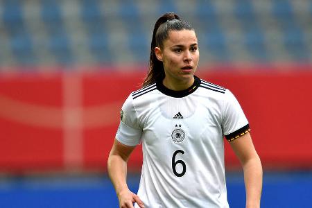 MITTELFELD: Lena Oberdorf (VfL Wolfsburg) | bis 84. | - Note: 2,5 - Übernahm im deutschen Dreiermittelfeld die zentrale Rolle. Bekam nach einer hektischen Anfangsphase mehr und mehr Ruhe ins Spiel. Positionierte sich bei den Angriffen des Gegners meist optimal und war bei freien Bällen sehr giftig. An ihr lag es maßgeblich, dass die deutsche Mannschaft viele schnelle Ballgewinne verzeichnete. Im Passspiel dafür mit ausbaufähiger Quote (67 Prozent).