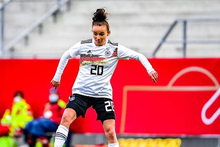 Lina Magull (FC Bayern) | bis 70. | - Note: 1,0 - Riss sich in der Vorwärtsbewegung oftmals los und war mit Läufen aus dem zentralen Mittelfeld ein echter Gefahrenherd. Scheiterte einmal knapp (19.), ehe sie das 1:0 fast im Alleingang erzwang (22.). Blieb danach am Drücker und war phasenweise kaum zu verteidigen. Legte obendrein das 2:0 per Ecke auf (58.). Spielerin des Spiels!
