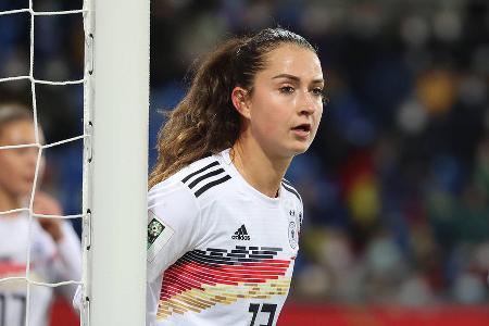 Sara Däbritz (Olympique Lyon) | bis 61. | - Note: 3,0 - Die spielstarke Mittelfeldspielerin zog gerade im Umschaltspiel oftmals die Fäden. Fand teilweise starke Lösungen im Passspiel, wenn es Platz gab. Auf engerem Raum derweil mitunter zu verspielt. Wurde im Zehnerraum erst nach der Pause zielstrebiger, dann aber früh ausgewechselt.