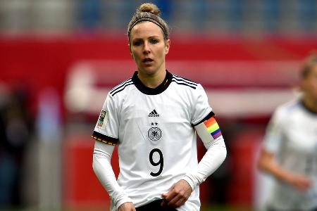 ANGRIFF: Svenja Huth (VfL Wolfsburg) - Note: 1,5 - Zog auf der rechten Seite immer wieder das Tempo an und suchte regelrecht die Eins-gegen-eins-Situationen. War so in der Anfangsphase an jedem guten Angriff der deutschen Mannschaft beteiligt. Auch sonst mit ihren Flanken häufig Ausgangspunkt für Abschlüsse. Ihr eigener Treffer wurde aber wegen einer Abseitsstellung aberkannt (75.).