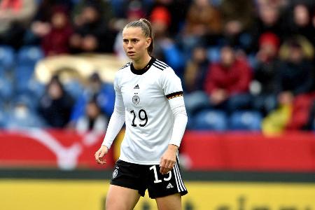 Klara Bühl (FC Bayern) | bis 61. | - Note: 2,5 - Rückte von der linken Seite teilweise mit Nachdruck in die Mitte ein und schuf so clever Überzahlsituationen. War deshalb im Abschluss lange Zeit die gefährlichste Stürmerin auf dem Platz, ließ ihre Chancen aber aus (5., 39.). Als Initiatorin von Chancen derweil im finalen Drittel mit zu hoher Fehlerquote.