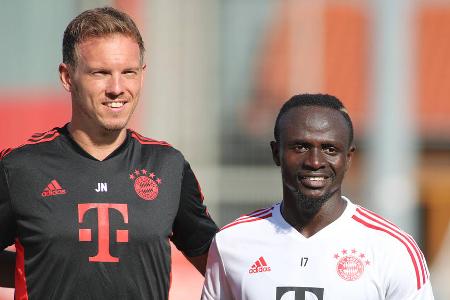 So lief das 1. Training von Sadio Mané beim FC Bayern - Mit Sadio Mané hat der Königstransfers des FC Bayern am Freitag erstmals seit seinem vielbeachteten Wechsel das Training beim deutschen Fußball-Rekordmeister aufgenommen. Das sind die ersten Eindrücke in Bildern: