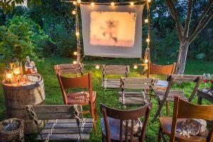 Eigenes Outdoor-Kino: So gelingt der Filmabend im Garten