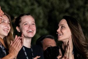 Angelina Jolie mit Tochter Shiloh beim Måneskin-Konzert in Rom