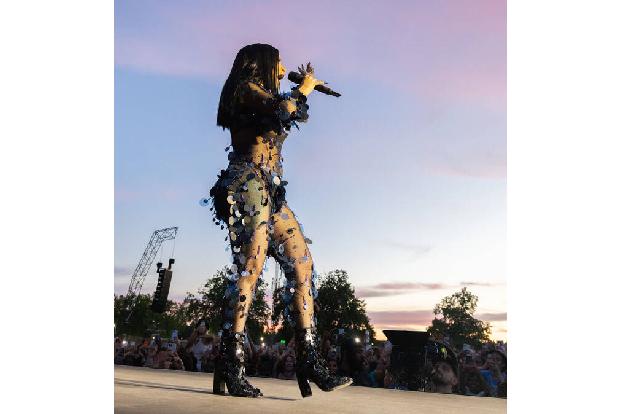 Am Freitagabend (8. Juli) trat Cardi B auf dem Wireless Festival in Finsbury Park im Norden Londons auf. Später kursierten Videoclips, in denen es so aussah, als würde sie einen Fan mit einem Mikro sc ...