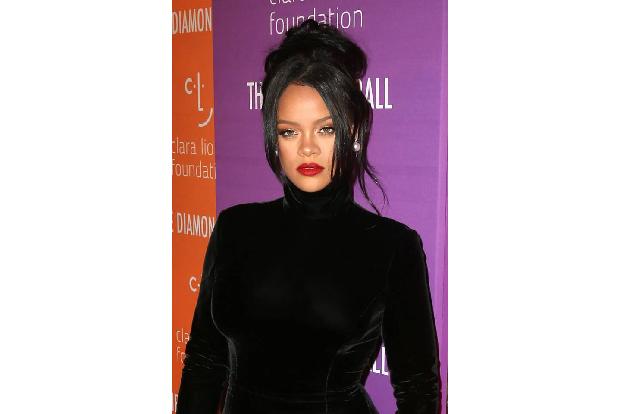 Auch Rihanna weiß, ihr Mikro zu benutzen. Auf einem Konzert 2013 wollte ein Fan sie anfassen. Das gefiel RiRi überhaupt nicht und so schlug sie dem Fan mit dem Mikrofon ins Gesicht.