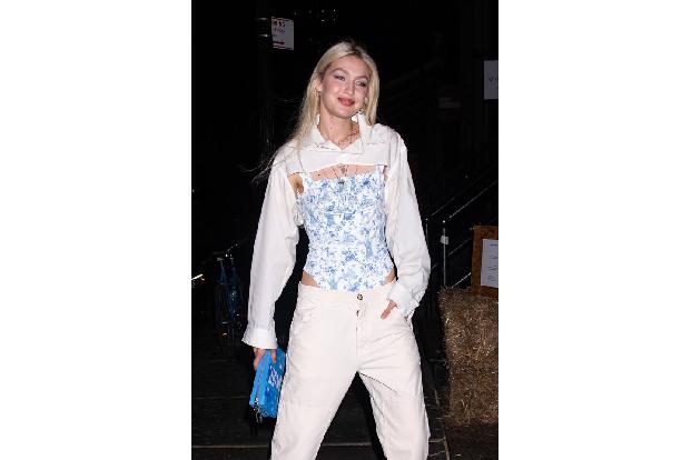 Gigi Hadid wusste sich ebenfalls gegen einen zudringlichen Fan zu wehren, als dieser sie 2016 in Mailand ungefragt um die Taille fasste. Das gefiel dem Supermodel natürlich nicht und so rammte sie ihm ...