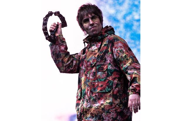 Liam Gallagher platzte der Kragen, als ein Fan in Australien Fotos vom ihm machte — er verpasste ihm kurzerhand eine Kopfnuss und wurde daraufhin verhaftet. Die Klage wurde anschließend fallengelassen.