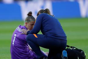 Niederländische Kapitänin van Veenendaal fällt verletzt aus