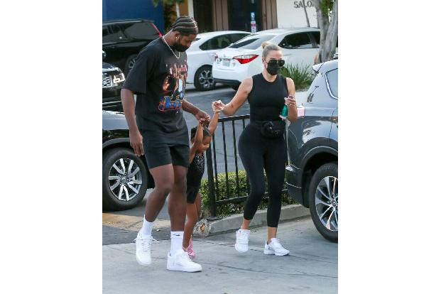 …die beiden erneut Nachwuchs erwarten. Eine Leihmutter soll das Geschwisterchen für die kleine True austragen. Das hat in der Familie schon Tradition, denn auch Khloés ältere Schwester Kim Kardashian…